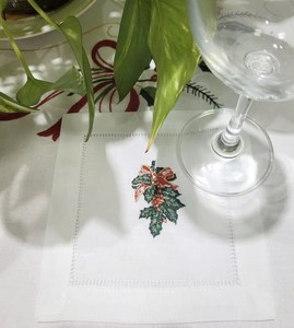 Serviettes de cocktail de Noël brodées houx et nœud rouge 6x6' en coton blanc avec ourlet festonné pour la maison, l'hôtel et les fêtes - Product Image 3