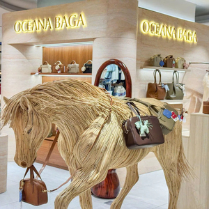 Le plus beau design - un cheval en rotin naturel décorant la boutique. - Product Image 1