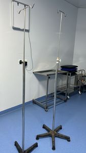 Rudraksh Medisystem Support IV réglable en hauteur en acier inoxydable de qualité lourde pour une utilisation hospitalière Instrument de classe I Garantie 1 an - Product Image 2