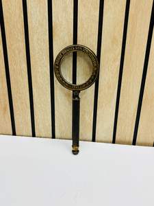 Lupa de Mano Moderna de 2.5'' de Latón y Cuero con Marco y Asa Grabados |   Lupa de Inspección Vintage (Hecha a Mano) - Product Image 5