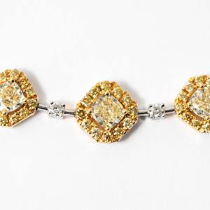 Collier de haute joaillerie en or blanc rose 14 carats avec diamant de laboratoire jaune fantaisie taille coussin de 13,00 carats, serti halo, certifié IGI, livré en coffret - Product Image 3