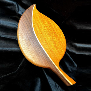 Planche à découper en bois en forme de feuille, élégante, avec un design contrasté bicolore et une poignée courbée raffinée. - Product Image 1