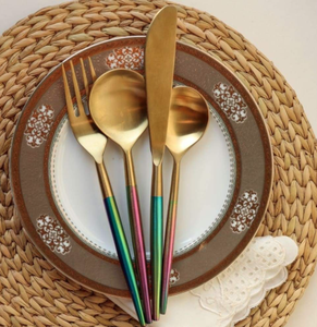 Couteau et cuillère à dessert fabriqués avec des manches peints en cyan foncé et un équilibre ergonomique. Couverts en métal pour mariage. - Product Image 6