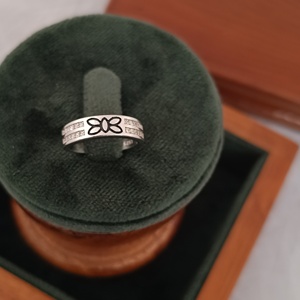 แหวนผีเสื้อประดับเพชร คลาสสิก เรียบหรู สำหรับผู้หญิง งานแต่งงาน งานหมั้น ของขวัญแทนใจ ใช้ได้ทุกวัน รีวาเลีย ไมโครอินเซ็ท - Product Image 1