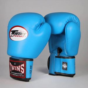 Gants d'entraînement de boxe Muay Thai haut de gamme en cuir PU, mousse haute densité, légers, respirants, avec sangle de poignet réglable et fermeture auto-agrippante - Product Image 1