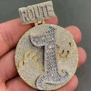 Colgante Personalizado de Moissanita con Incrustaciones de Diamantes, Plata de Ley 925 Bañada en Oro, Medallón con Letra Estilo Hip Hop para Fiesta - Product Image 1