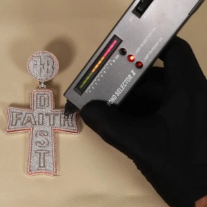 Colgante Cruzado VVS Moissanite Personalizado Estilo Hip Hop, Colgante Religioso de Fe, Plata 925 Bicolor con Engaste para Hombre - Product Image 6