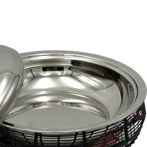 Plat à chafing unique en acier inoxydable rond avec base décorative en fil noir et couvercle à bouton doré pour service de buffet de boutique - Product Image 6