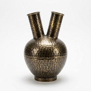 Jarrón de Mesa de Latón Antiguo Hecho a Mano de 18 cm de Profundidad con Dos Cuellos, Latón Martillado de Doble Cuello para Decoración del Hogar, Hoteles y Bodas - Product Image 6