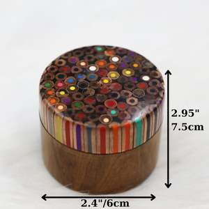 Tarro de almacenamiento tradicional de madera con acabado rústico, ideal para guardar especias, hierbas e ingredientes secos. - Product Image 2