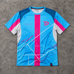 เสื้อทีมแพเดิลผ้าโพลีเอสเตอร์น้ำหนักเบา สีฟ้าอมม่วง พิมพ์ลายแบบซับลิเมชั่น ระบายอากาศได้ดี เสื้อโพลีเอสเตอร์สำหรับเล่นกีฬา - Product Image 1