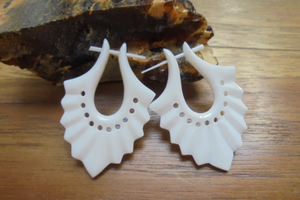 ต่างหูทำมือจากกระดูก สไตล์ชนเผ่าโบราณ งานฝีมือธรรมชาติ - Product Image 4
