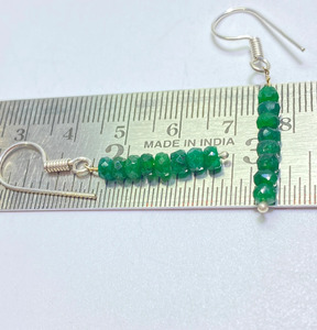 Pendientes de Aro con Esmeraldas Facetadas: Gema Verde Zambiana Hecha a Mano - Product Image 2