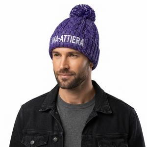 Bonnet en tricot torsadé violet personnalisé, chaud pour l'hiver, avec revers et pompon, et logo brodé - Product Image 4