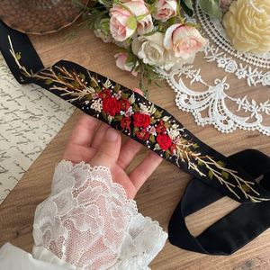 Broche brodée à la main avec perles, accessoire de mode élégant et personnalisé pour femme, broderie artisanale de luxe de qualité supérieure - Product Image 3