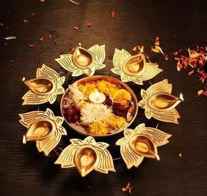 Cuenco Urli de Metal Dorado Hecho a Mano con 7 Soportes para Diya |   Cuenco Decorativo para Velas Flotantes para Diwali, Decoración del Hogar, Pooja y Festividades - Product Image 2