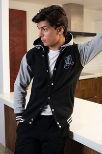 Chaqueta Varsity Negra y Gris para Hombre con Logotipo Bordado, Corte Regular, Estilo Preppy, para Otoño - Product Image 5