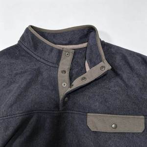 เสื้อสเวตเชิ้ตผู้ชายสีเทาแบบมีซิป คอตั้ง มีกระเป๋าหน้าอก ทรงปกติ สวมใส่สบาย เหมาะสำหรับฤดูหนาว - Product Image 2