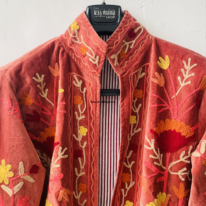 Chaqueta de Invierno de Algodón Suzani Hecha a Mano en India, Chaqueta Corta Unisex Bordada a Mano con Cuello Alto - Product Image 3