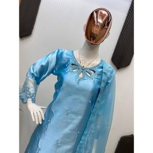 Ensemble haut et bas en mousseline de soie pour soirée, avec un magnifique dupatta - Product Image 3