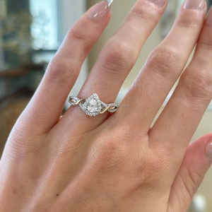 Anillo de Diamantes de Corte Pera de Lujo en Dos Tonos con Halo, Elegante Anillo de Compromiso para Mujer, Regalo de Joyería Fina para Aniversario de Bodas - Product Image 4