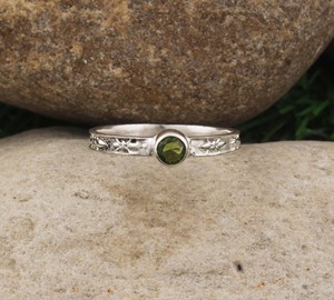 Anillo de Boda Minimalista Clásico de Plata de Ley 925 con Engaste de Bisel de Peridoto, Hecho a Mano, Estilo Boho, Solitario Delicado, Certificado, Jaipur - Product Image 1