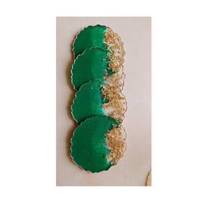 Magnifiques sous-verres en résine avec de véritables paillettes d'or incrustées dans une finition transparente, parfaits pour ajouter une touche de glamour à toute mise en place de table. - Product Image 1