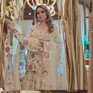 RADHE EXPORT lanza un nuevo conjunto de fiesta de diseño Salwar Kameez con top, sharara y dupatta, con detalles en tela Chinnon pesada, estilo tradicional. - Product Image 1