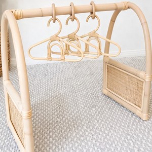 Corralito de Ratán Natural para Bebés con Colgadores, Diseño Rústico, Fácil de Plegar, Gimnasio de Juegos para Bebés y Niños Pequeños - Product Image 1