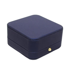 Boîte organisatrice de bracelets rectangulaire en cuir PU avec bords arrondis et intérieur en velours 90x90x50mm - Product Image 1