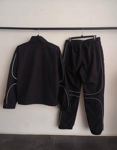 Conjunto de 2 piezas de chándal cortavientos con ribetes blancos y bolsillos con cremallera para hombre, personalizado, de peso pesado, con pantalón holgado y chaqueta reflectante - Product Image 3