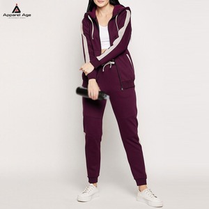 Ensemble de survêtement 2 pièces pour femme avec logo personnalisé, pantalon long et veste zippée, idéal pour le sport et la détente hivernale - Product Image 1