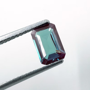 พลอยอเล็กซานไดรต์ธรรมชาติ 0.90 กะรัต ทรงคุชชั่น เปลี่ยนสีได้ HAYAAT GEMS สำหรับทำเครื่องประดับ - Product Image 5