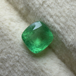 Esmeralda Colombiana Natural Certificada, Corte Cuadrado Cojín, Color Verde Intenso, Piedra Preciosa Suelta de 0.56 Quilates - Product Image 3
