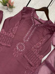 Traje de Fiesta de Lujo Mal Chanderi con Bordado de Lentejuelas y Trabajo de Relieve, y Dupatta de Organza Suave - Product Image 5