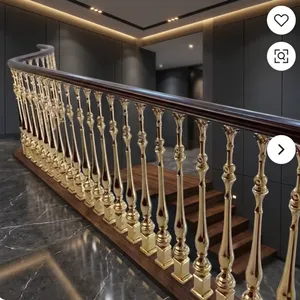 Barandilla de Balcón Elegante en Dorado con Balaustres Pulidos y Pasamanos de Madera Oscura para Casas Dúplex de Lujo y Estilo Interior Impresionante - Product Image 3