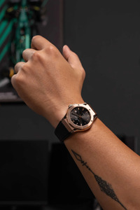 นาฬิกาข้อมือผู้ชาย Alexander Ferros รุ่น 2242R-01 ระบบอัตโนมัติ กันน้ำ ขนาด 40 มม. สายยาง ตัวเรือนสแตนเลสสตีล หน้าปัดแซฟไฟร์ พร้อมหัวเข็มขัดสแตนเลส - Product Image 5