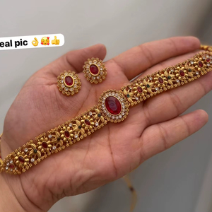 Collar de Alta Calidad con Diseño Floral, Chapado en Oro Tradicional, con Cuentas Verdes de Circonio, para Novias, Bodas Indias, Compromisos y Aniversarios - Product Image 1