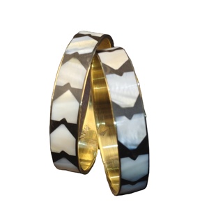 Brazalete Moderno Monocromático con Incrustaciones de Madreperla y Resina Negra – Brazalete con Patrón Chevron y Forro de Latón – Joyería Premium de Concha - Product Image 1