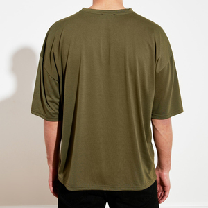 เสื้อยืดแขนสั้นผู้ชายสีเขียวมะกอก ทรงปกติ คอกลม สีพื้น ผ้าเจอร์ซีย์ถัก 100% ผ้าฝ้าย เป็นมิตรกับสิ่งแวดล้อม โลโก้ด้านหน้า - Product Image 5