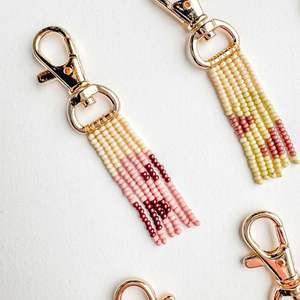 Llavero de lujo con cuentas de semillas para mujer, colorido, hecho a mano, con bordado de cuentas de semillas. - Product Image 5