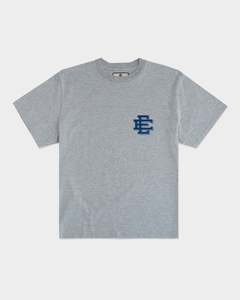เสื้อยืดแขนสั้นสีขาวสำหรับผู้ชาย พิมพ์ลายโลโก้ตัวอักษรสีแดงด้านหน้า สไตล์ลำลอง คอกลม ผ้าฝ้ายเจอร์ซีย์ - Product Image 5