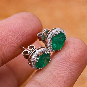 ต่างหูเพชรทรงวงรีประดับมรกตแบบตะวันออก-ตะวันตก ทองคำขาว 18k ขายส่ง Memoria Jewels - Product Image 5