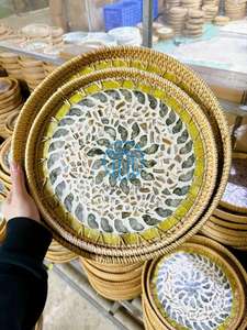 Plateau rond décoratif en nacre incrustée, plateau de présentation pour table basse en rotin fait main par un artisan, cadre en osier, vente en gros OEM ODM - Product Image 4