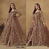 Anarkali Glamour en Tulle Papillon Lourd avec Travail Multi-Fils, Jari et Paillettes Semi-Couture et Entièrement Brodé au Dos