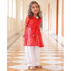 Magnifique ensemble de kurta en chiffon pur Bandhani rouge, dessiné à la main, pour enfants de 1 à 2 ans, vêtements décontractés indiens et pakistanais - Product Image 2