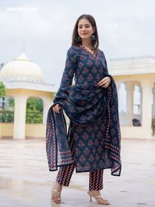 Fournisseur indien de kurtis longs et droits en rayonne de qualité supérieure avec motifs imprimés, pantalons imprimés et ensembles dupatta pour la mode féminine. - Product Image 4