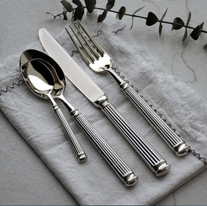 Couverts élégants en argent avec des accents métalliques détaillés et des manches lisses gris anthracite. Élégant pour une utilisation en cuisine, prix de gros - Product Image 1