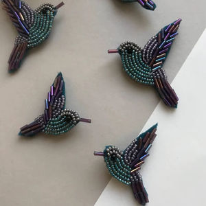 Broche tendance en alliage plaqué argent avec perles, épinglette brodée signe de la paix, badge à perles de rocaille et sequins, logo personnalisé, vente en gros - Product Image 1