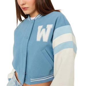 Blouson universitaire court bleu ardoise et crème avec patch lettres et bandes aux épaules, logo personnalisé - Product Image 5